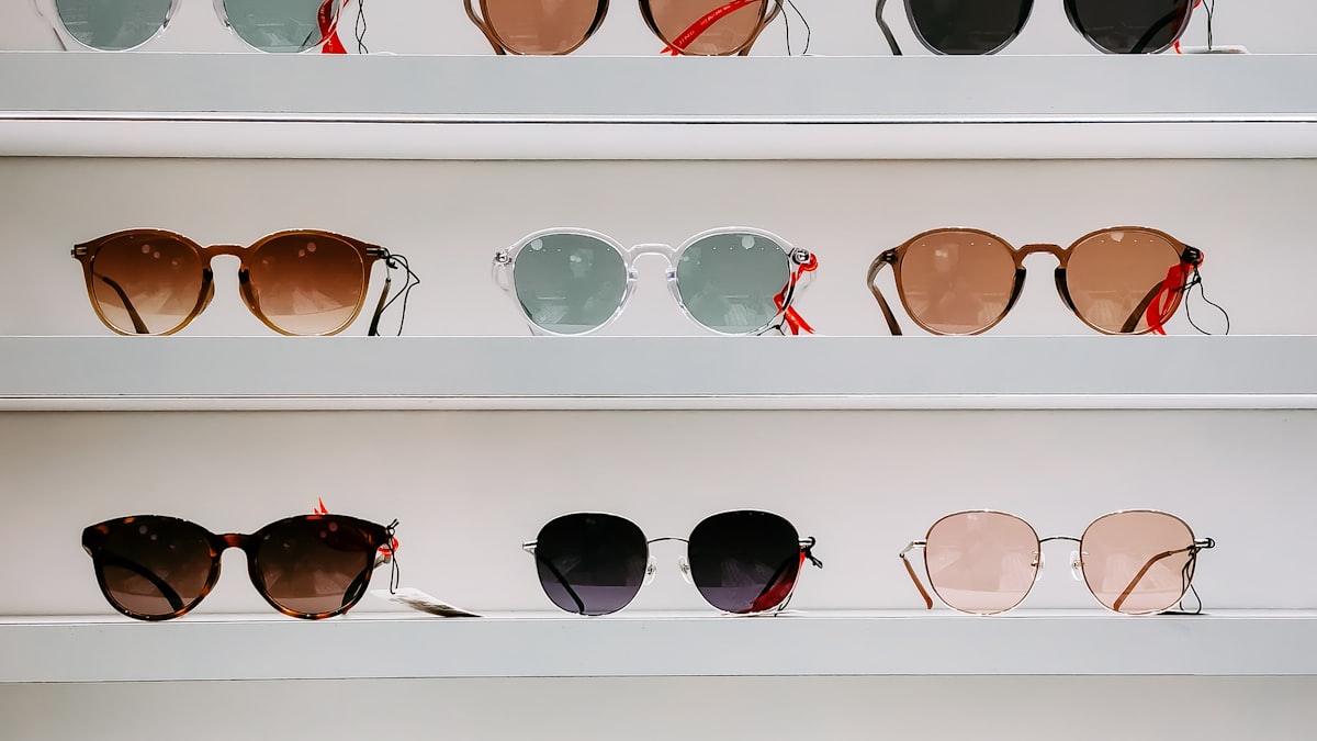 Da Ray-Ban a Oakley e Persol, il gruppo EssilorLuxottica domina il mercato mondiale dell'occhialeria.